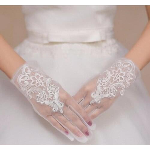 Short White Lace Wedding Gloves for Bride Sexy Bridal Gloves Fingers 2018 Cheap Luvas De Noiva