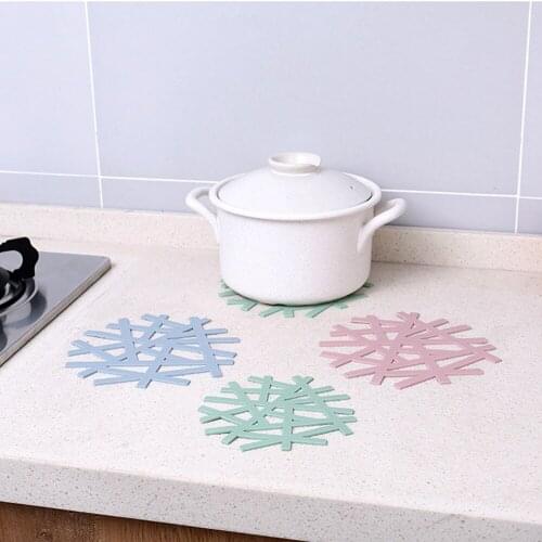 Anti-slip Snowflake Hollow Cup Mat Heat Insulated Pads Teapot Pads Placemats Coaster Hot Drink Holder Desktop Decoration