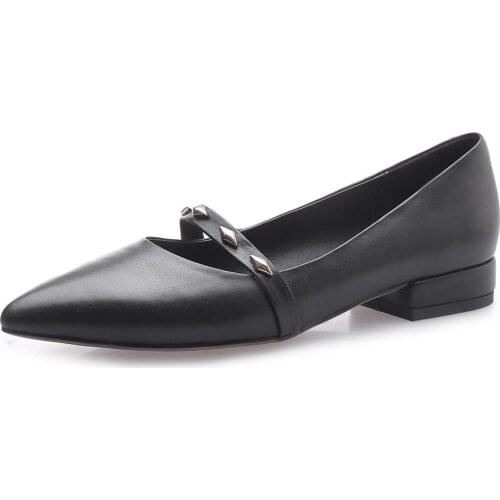 19 years of age season product with low side with pointed leather shoes 4041