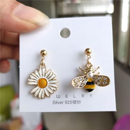 KPOP G-Dragon Daisy Bee Design Earring Peaceminusone Women Jewelry wj460