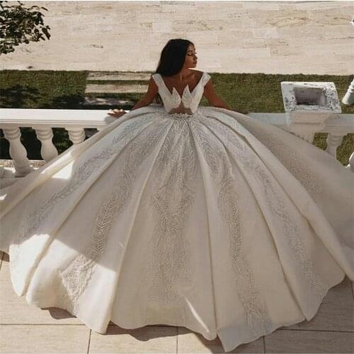 Luxury Dubai Ball Gown Wedding Dresses V Neck Lace Appliqued Bridal Gowns Elegant Arabian Custom Made Vestidos De Novia