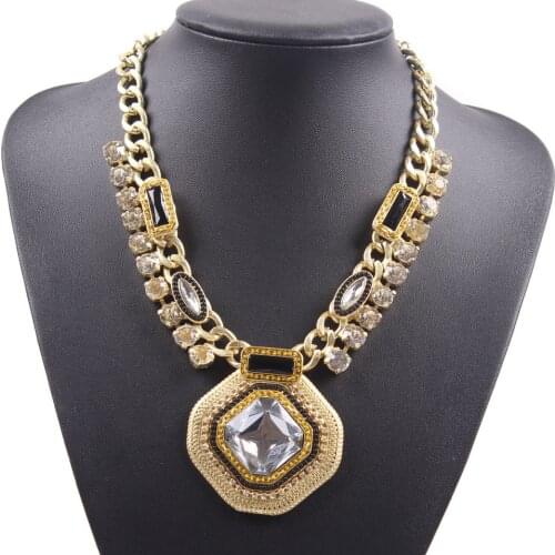 Luxury Trendy Crystal Necklace for Ladies Fashion New Alloy Metal Square Pendant Gold Color Necklace Accessories for Women