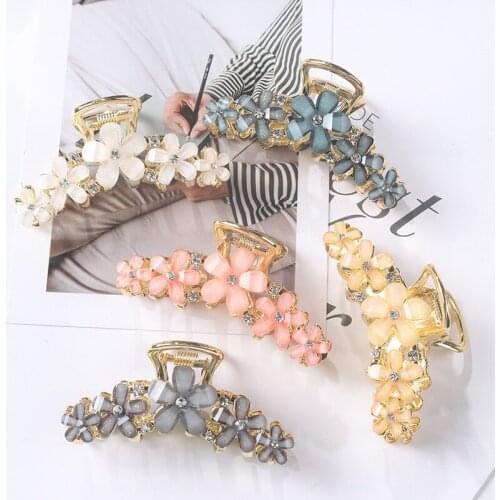 Elegant Women Girls Daisy Flower Luxury Metal Hair Claw Clip Thick Clamps Crab Hairpin Medium Size Korean Accessories 2021