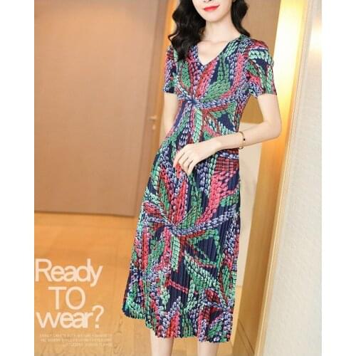 HOT SELLING Miyake fashion fold Retro print short sleeve v-neck straight dress IN STOCK