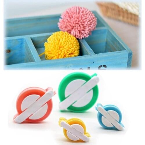 4pcs/set Yarn Ball Maker Plastic Knitting Fluff Ball Weaver Set DIY Needle Craft Knitting Tool Wool Yarn Kit
