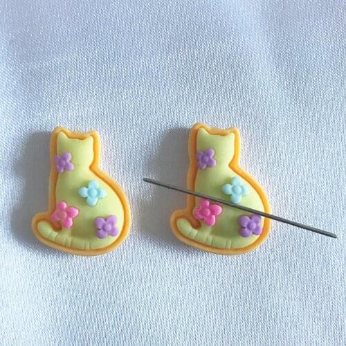 Stitching Assistant Needle Minder Flower Cat Pattern Magnet Needle Keeper for Modern Embroidery