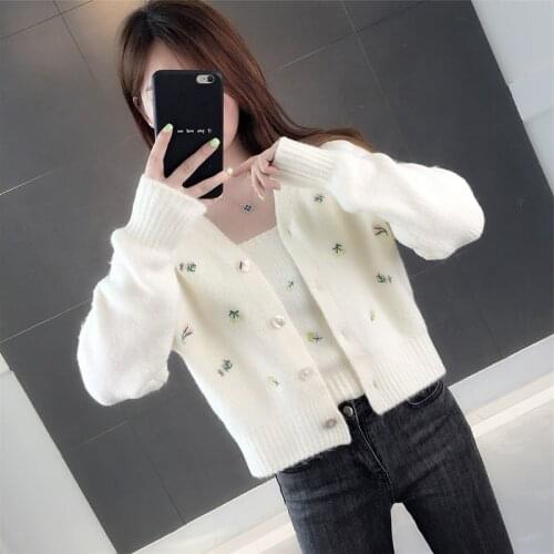 The new womens clothing in 2021 small brief paragraph and fresh knitting cardigan of female age season 2021 ms sweater