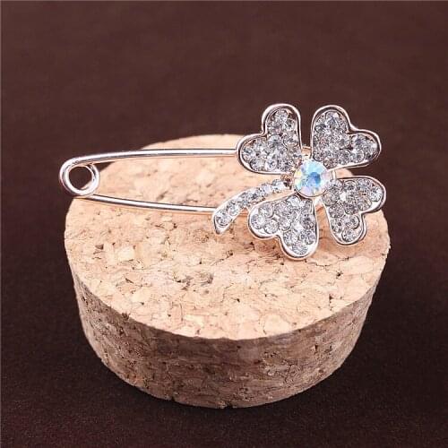 Retro four-leaf clover brooch brooch high-end alloy small pin scarf buckle shawl buckle autumn and winter clothing accessories