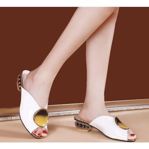 Fashion thick-heeled sandals womens one-word slippers 2021 summer new open-toed all-match outer wear mid-heel womens shoes