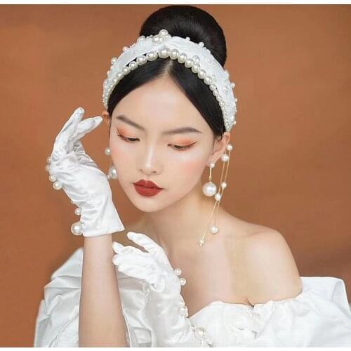 The brides handmade hair pearl-flowing French satin vintage tiara styling wedding studio photo accessories