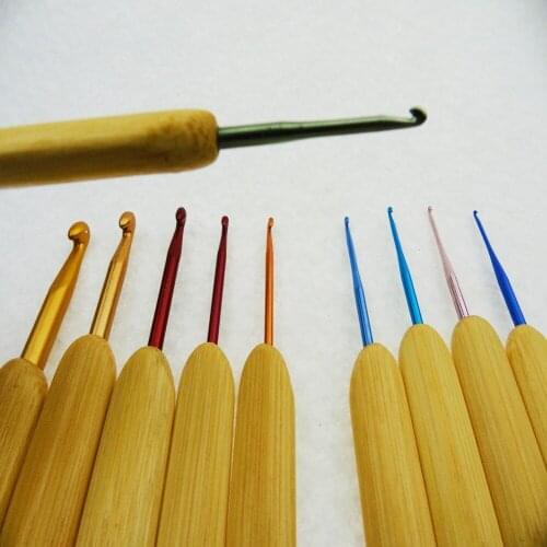 10pcs/set 10 set/lot Multi-color Aluminum Crochet Hooks Bamboo Handle Knitting Needle Knitted Needlework Arts Carfts DIY Tool