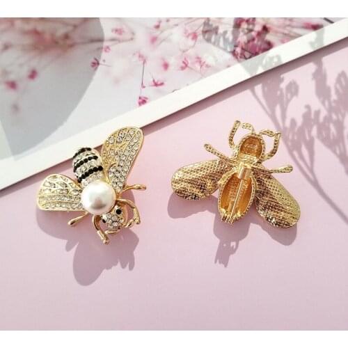 Fashion Insect Series Brooches Delicate Little Bee Crystal Rhinestone for Women Pins Badge Cartoon Metal Jewelry Gifts Wholesale
