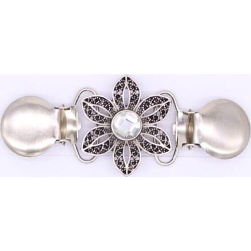 1Pcs Retro Flower Sweater Cardigan Clip Buckles Metal Buckle White crystal inlay Buttons For Clothing Decoration Garment Hooks