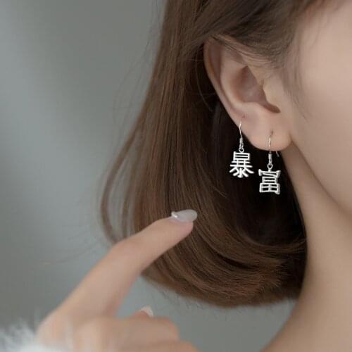 Fashion Personality Silver Color Words Asymmetric Drop Earrings Sexy Queen Hanging Earrings Trendsetter Lady Pendant Jewelry