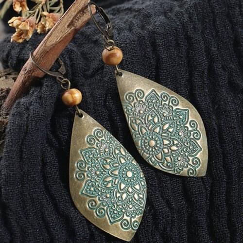 Bohemian Ethnic 2 Colors Hanging Earrings Vintage Carving Decorative Flowers Pattern Earrings for Women Wooden Beads Earings