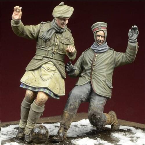 2pcs Soldier Playing Football Resin Figure 1/35 Scale Model Kit Assembly Models Kit Resin Colorless Self-Assembled Toy No.644
