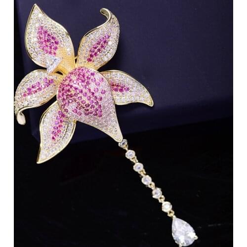 New Vintage Beautiful Flower Hanging White Teardrop Brooch Pins For Women Jewelry Gold Color Brooches Rhinestone Broches Pin