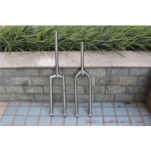 Titanium bicycle fork with thru axle dropout