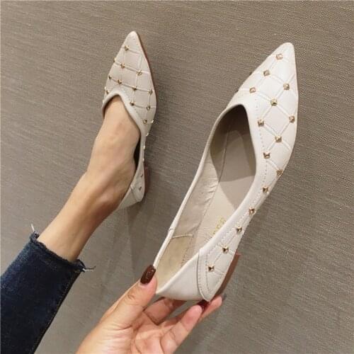 Soft Bottomed Studs Shoes Ladies Punk Flats Pointed Toe Loafers Women All Match Single Shoes Rivets Slip On Ballerina Creepers
