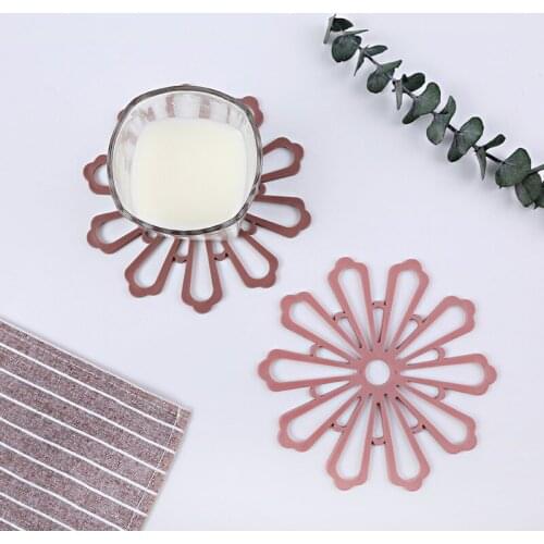 Hot sell multi-function coasters thick flower shape heat-resistant silicone coasters anti-slip heat-resistant kitchen utensils
