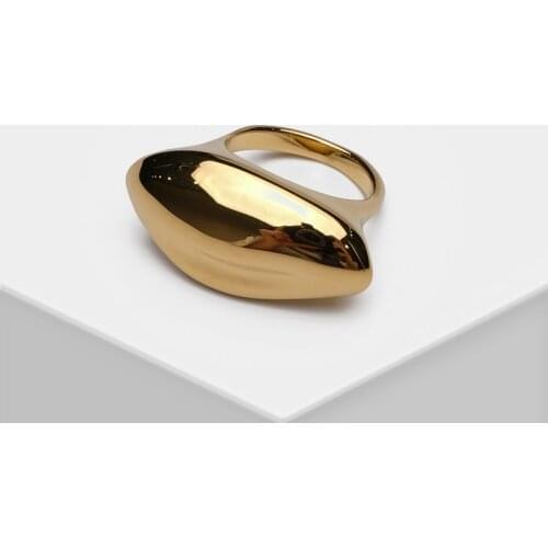 Amorita boutique An irregularly shaped ring