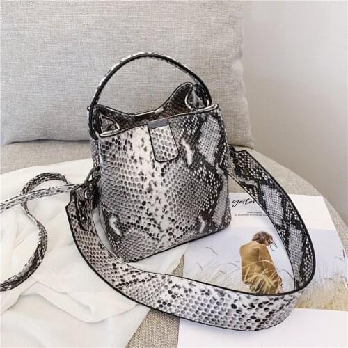 2019 new snake pattern bucket bag handbag European and American fashion handbag retro shoulder Messenger bag