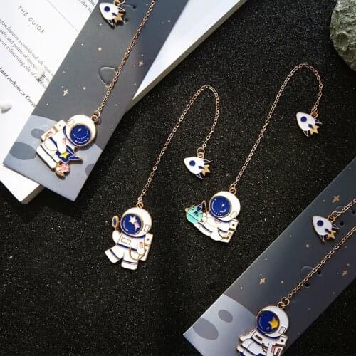 1X Kawaii Moon Walk Astronaut Metal Chain Bookmark Mark of Page Decorative Stationery