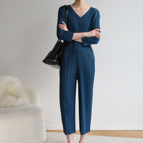 30/5000 Autumn 2020 Miyake pleated new V-neck foreign-style large size slimming slim seven-minute sleeve jumpsuit