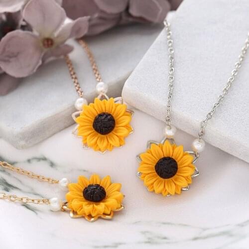 Delicate Sunflower Pendant Choker Necklace For Women Creative Imitation Pearls Jewelry Necklace Clothes Accessories