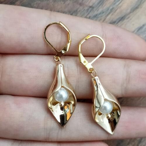 2019 Trendy Imitation Pearl Dangle Earrings Boho Gold Flower Drop Earings for Women Jewelry Wedding Engagement Statement Brincos
