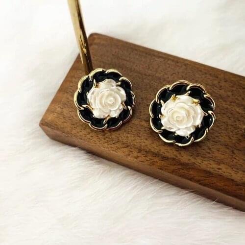 2021 New Round Metal Women Vintage Stud Earrings Retro Style Black White Rose Earrings Simple Elegant Female Jewelry