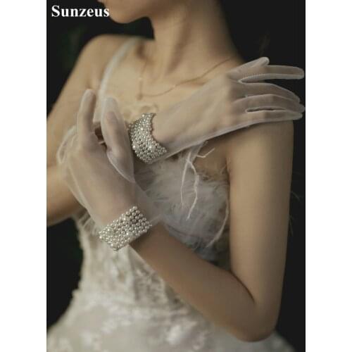 Stunning Pearls Waist Bridal Gloves Ivory Tulle Full Finger Short Evening Party Gloves Women Handwear Wedding Accessories A2-04