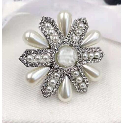 Exquisite Pearl Flower Brooches Collar Women Pin Rhinestone Crystal Bridal Jewelry Hijab Scarf Coat Sweater Clips Broches