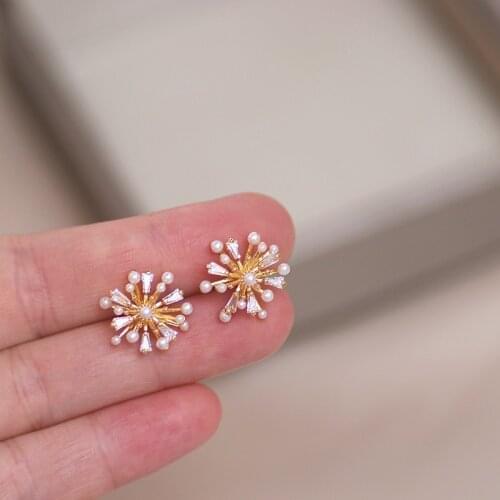 2020 Korean New Design Sweet Crystal Pearl Flower Stud Earrings For Women Girls Elegant Oorbellen Bijoux Bridal Wedding Jewelry