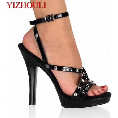 Comfortable and gorgeous rivets adorn wedding party shoes, 13 cm female summer sandals, fashionable high heels
