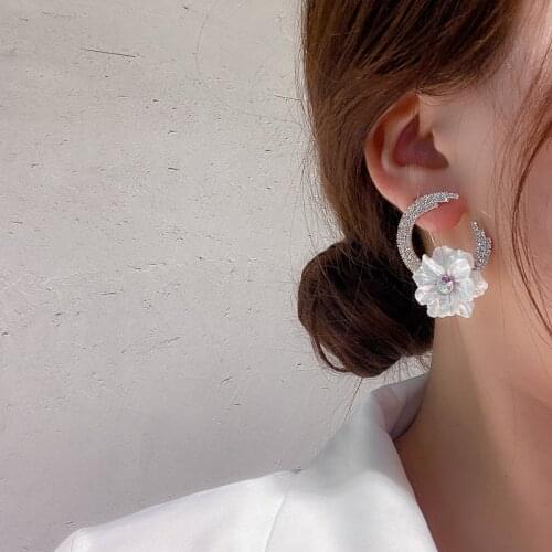 Korean Fashion Style White Flower Stud Earrings For Women Semicircle Rhinestones Earrings Weddings Party Jewelry Gifts 2021