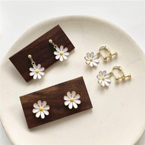 Needle temperament simple flower earrings small exquisite sweet earrings ear clip female flower earrings stud