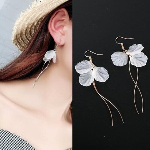 2019 New Arrivals Womens Fashion White Petal Earrings Long Statement S Shape Metal Rod Tassel Drop Earrings For Women Jewelry