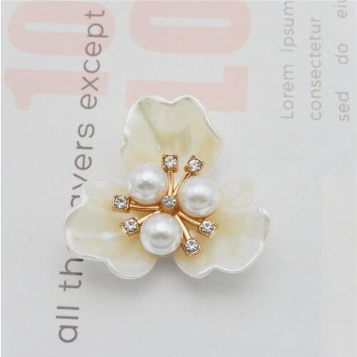 Julie Wang 4PCS White Acrylic Flower Charms Pearl Rhinestone Flatback Cabochon Jewelry Making Phone Case Decoration Accessory