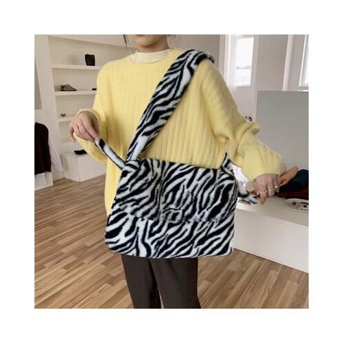 Ladies Sweet Girls Cute Flower Fur crossbody Bags Women Winter Plush Shoulder Handbag Chic Party Club Bag Femme 2020 new fashion