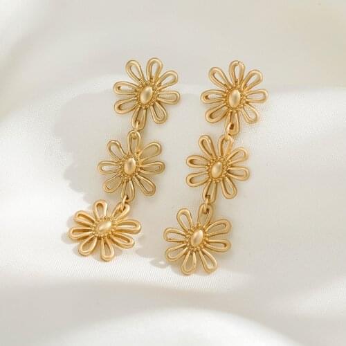 Vintage Golden Hollow Flower Earrings Long Korean Earrings for Girl Women Small Daisy Tassel Accessories Jewelry GIfts