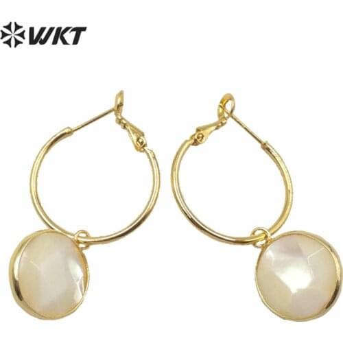 WT-MPE035 Fashion gold electroplated round shell charm earrings women round faceted shell hoop earrings for wedding earrings