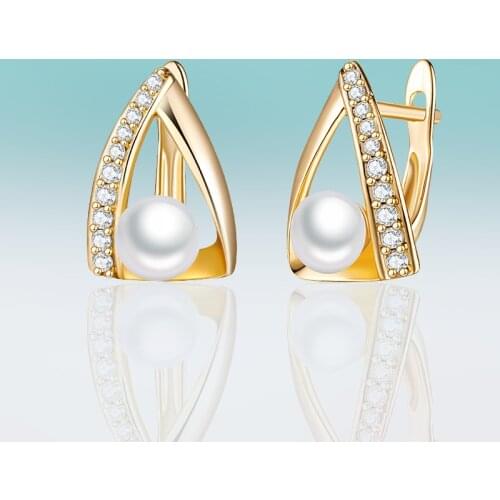 New Fashion Gold Triangle Micro Inlay Cubic Zirconia Earrings with Pearl Stud Earrings for Women Jewelry Gift statement