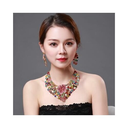 Europe and the United States Crystal Necklace girl clavicle exaggerated luxury Korean version of fashion ornaments Retro Europe