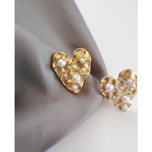 Vintage Metal Baroque Pearl Love Heart Stud Earrings Women Korea 2021 Trendy Jewelry Female Fashion Delicate Elegant Ear Studs