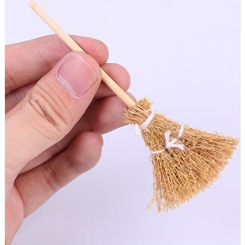 1PCS Dollhouse Furniture Miniature Dolls House Kitchen Yard Accessory 1/12 Wood Broom Classic Toys Pretend Play Furniture Toys