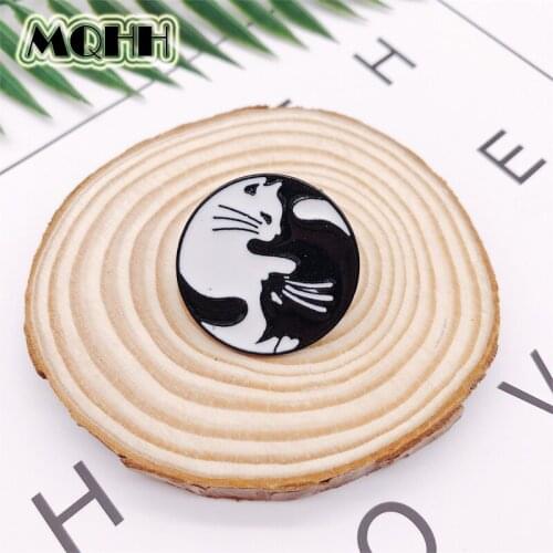 Creative Cartoon Animal Cat Tai Chi Black and White Hug Cat Enamel Brooch Round Badge T-shirt Bag Pin Accessories Women Jewelry