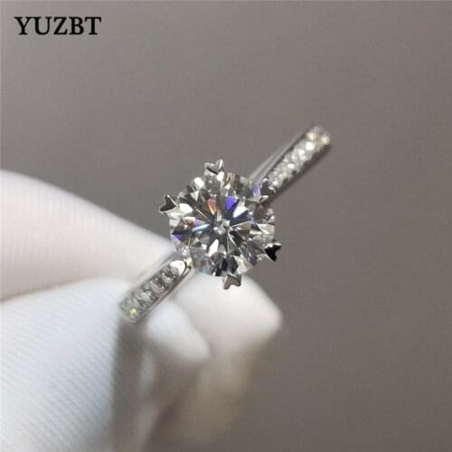YUZBT 18K White Gold Excellent Cut 1 Carat 6.5mm Gemstone 4 Heart Prong Ring Diamond Test Past D Color Moissanite Wedding Rings