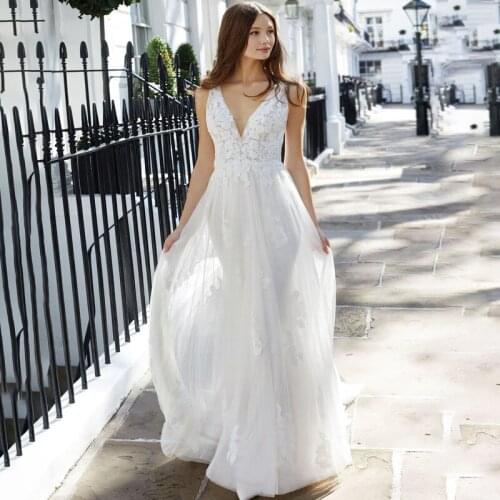 2021 Appliques Deep V Neck Bridal Gown Sleeveless Princess Wedding Gown Wedding Dress with Small Train Robes De Mariage