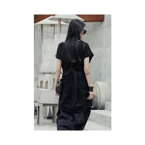 Dark avantgarde personality in the long back wrinkle short-sleeved t-shirt